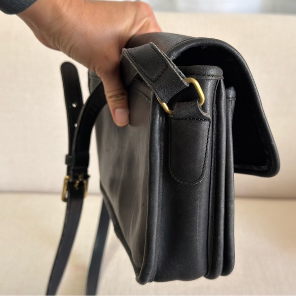 Vintage black leather Coach shoulder bag. - Picture 6 of 11